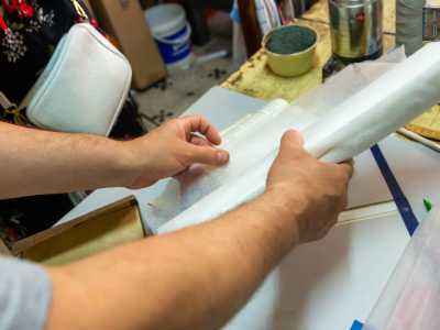...posiziona sul singolo foglio lasciandola seccare. In questa maniera la pagina sembrer� come quella originale, solo che al tatto avr� una sottilissima patina